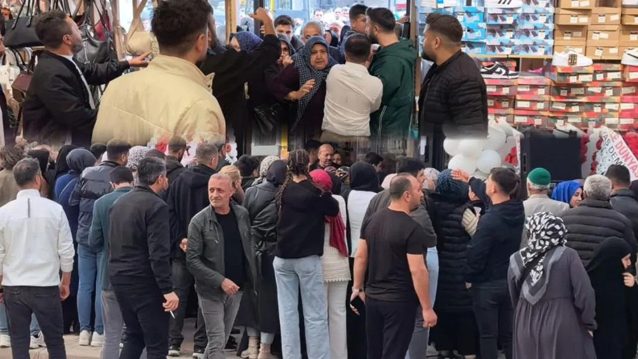 Negozio di İnegöl offre scarpe, borse e vestiti a 10 lira ciascuno, attirando molti clienti