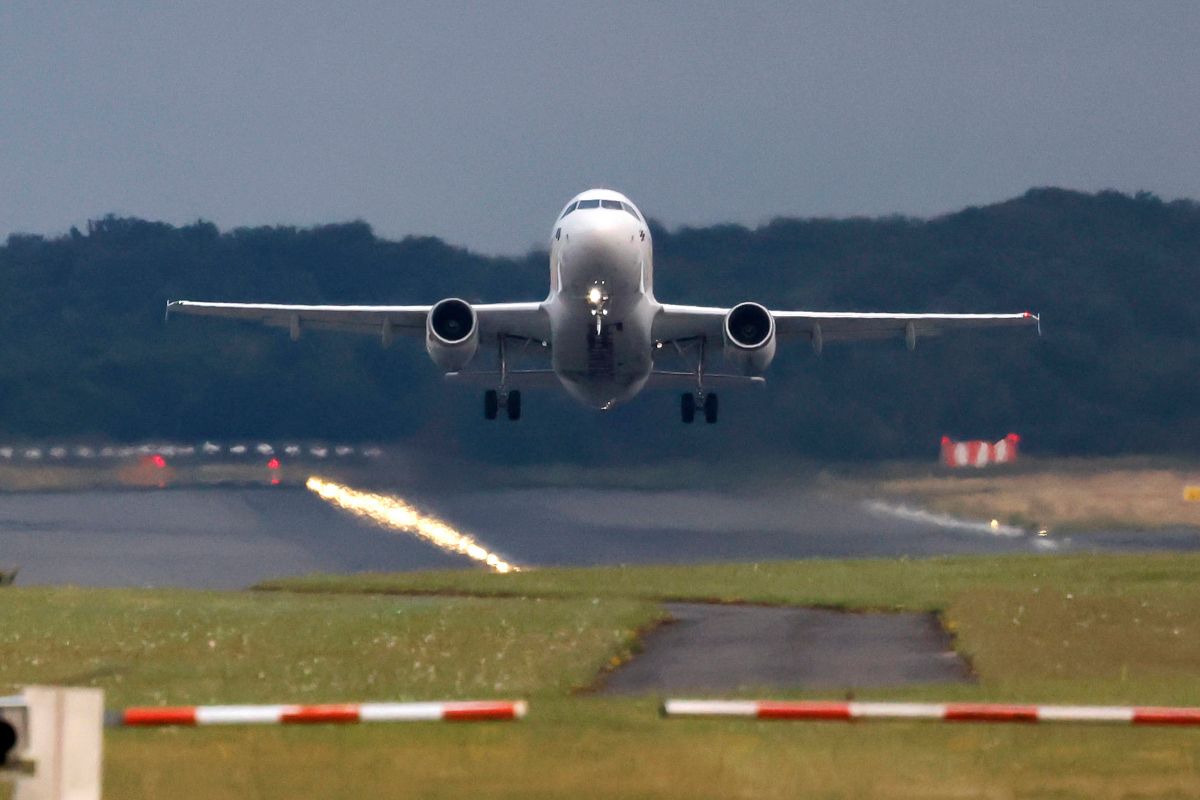 Passeggeri arrestati dopo aver corso sul campo di decollo all'aeroporto di Colonia