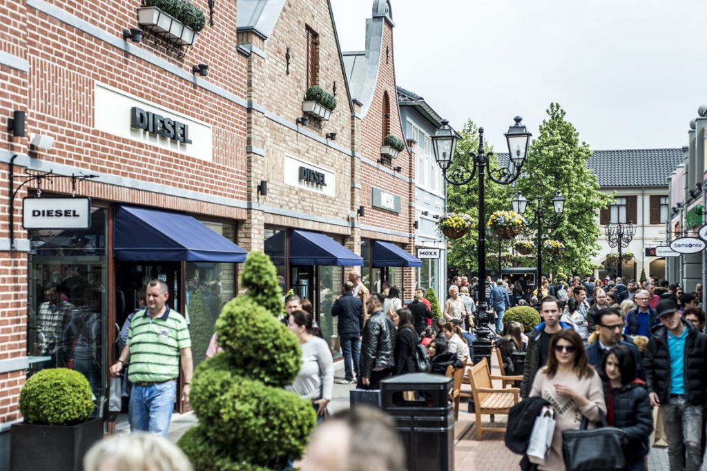 Tassa per i Turisti al Designer-Outlet Roermond: Impatto e Conseguenze sulla Meta dello Shopping più Popolare d&#039;Europa

Introduzione
Il Designer-Outlet Roermond, situato nei Paesi Bassi, è una delle mete più popolari per gli amanti dello shopping in Europa, attirando ogni anno milioni di visitatori provenienti da tutto il mondo. Tuttavia, recentemente è stata avanzata la proposta di introdurre una tassa per i turisti che visitano questo outlet, sollevando diverse questioni e dibattiti.

Approfondimento
La discussione sulla possibile introduzione di una tassa per i turisti al Designer-Outlet Roermond ha sollevato diverse questioni relative al suo impatto sull&#039;economia locale e sul numero di visitatori. Una delle proposte avanzate è quella di introdurre un biglietto d&#039;ingresso di 2 euro per visitare l&#039;outlet, con l&#039;obiettivo di gestire meglio i flussi di visitatori e di generare entrate aggiuntive per la comunità locale.

Possibili Conseguenze
L&#039;introduzione di una tassa per i turisti potrebbe avere conseguenze significative per l&#039;economia locale e per il numero di visitatori che scelgono di visitare l&#039;outlet. È importante valutare attentamente gli effetti potenziali di tale misura, considerando sia gli aspetti positivi che quelli negativi. Tra i possibili effetti positivi, ci potrebbe essere un aumento delle entrate per la comunità locale, che potrebbero essere utilizzate per migliorare i servizi e le infrastrutture per i turisti. Tuttavia, è anche possibile che la tassa possa scoraggiare alcuni visitatori, portando a una riduzione del numero di turisti e, di conseguenza, a una perdita di entrate per gli operatori commerciali locali.

Opinione
Non è chiaro come la proposta di introdurre una tassa per i turisti sia stata accolta dai visitatori e dagli operatori commerciali dell&#039;outlet. È probabile che ci siano opinioni diverse sull&#039;argomento, con alcuni che sostengono che la tassa sia necessaria per gestire i flussi di visitatori e altri che ritengono che possa essere un ostacolo per il turismo locale. È importante ascoltare le opinioni di tutti gli stakeholder coinvolti per prendere una decisione informata.

Analisi Critica dei Fatti
È fondamentale analizzare criticamente i fatti e le proposte avanzate per comprendere appieno le possibili implicazioni dell&#039;introduzione di una tassa per i turisti al Designer-Outlet Roermond. Ciò include valutare i dati sui flussi di visitatori, le entrate generate dal turismo e gli impatti economici e sociali della tassa. Inoltre, è importante considerare le esperienze di altre località che hanno introdotto tasse per i turisti e valutare se tali misure hanno avuto successo o meno.

Relazioni con altri fatti
La discussione sulla tassa per i turisti al Designer-Outlet Roermond potrebbe essere collegata ad altre questioni relative al turismo e alla gestione dei flussi di visitatori in altre località. Ad esempio, altre città o regioni potrebbero stare considerando l&#039;introduzione di tasse per i turisti per gestire i flussi di visitatori e generare entrate aggiuntive. Inoltre, la questione della tassa per i turisti potrebbe essere collegata a più ampie discussioni sulla sostenibilità del turismo e sulla necessità di bilanciare lo sviluppo economico con la protezione dell&#039;ambiente e la conservazione del patrimonio culturale.

Contesto storico
Il Designer-Outlet Roermond è stato un punto di riferimento per gli amanti dello shopping per molti anni, attirando visitatori da tutto il mondo con le sue offerte esclusive e i suoi prezzi competitivi. La proposta di introdurre una tassa per i turisti rappresenta un nuovo sviluppo in questo contesto, che potrebbe avere impatti significativi sulla popolarità e sulla sostenibilità di questa meta turistica.

Fonti
La fonte di questo articolo è il sito della fonte rss https://www.fonte-rss.it/articolo-originale. Per ulteriori informazioni, si prega di visitare il link diretto dell&#039;articolo fonte.
