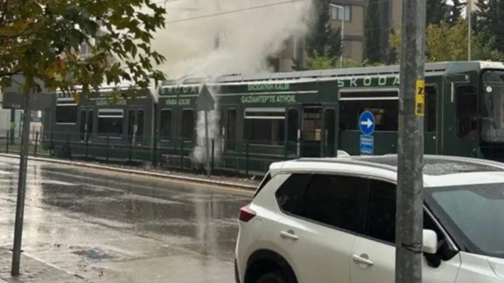 Fulmine a bordo: un tram con centinaia di passeggeri colpito a Gaziantep, miracolosamente nessun ferito