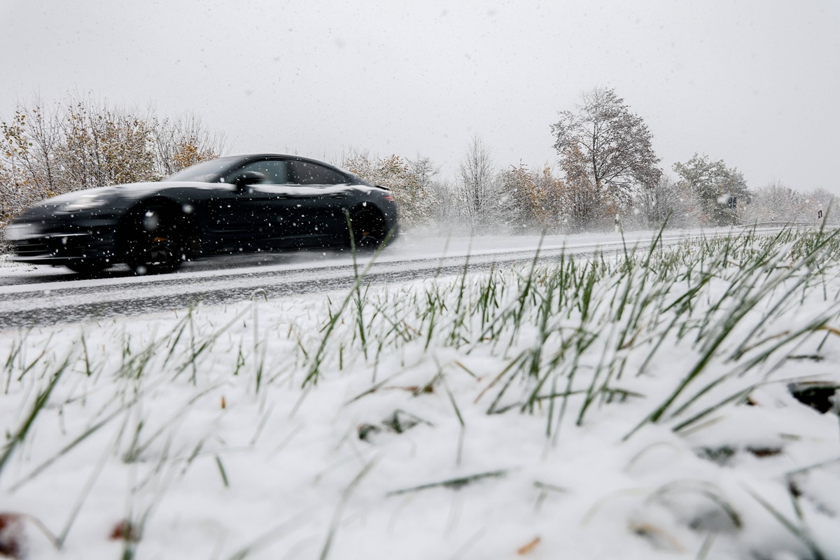 Ghiaccio notturno in Germania: pericolo per la guida.