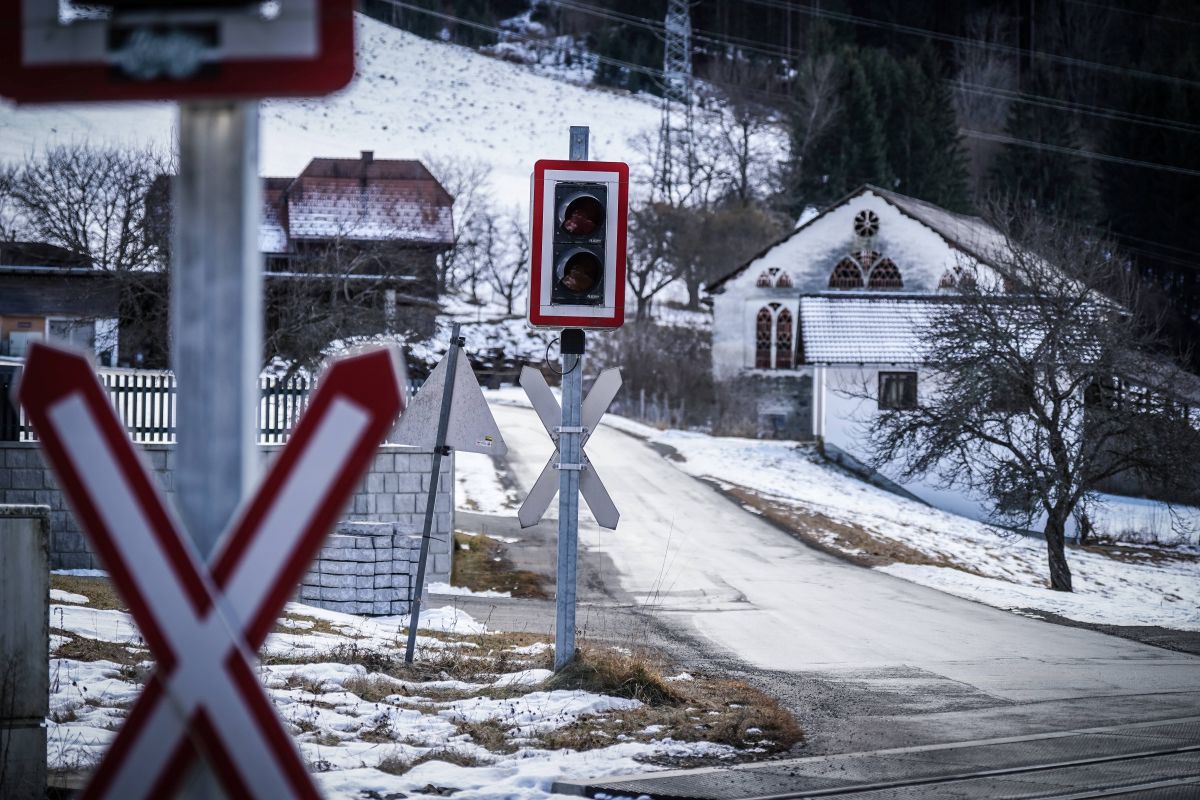 Anziano ucciso da treno dopo caduta su binario ghiacciato a Leer, Paesi Bassi