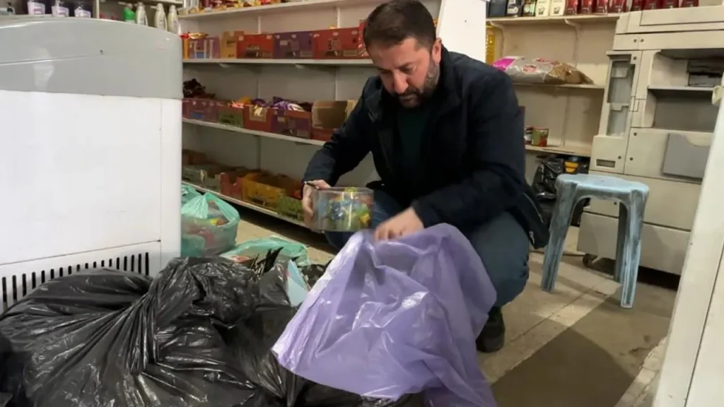 Abdullah Birtek dona materiale di cancelleria a scuola locale di Yüksekova