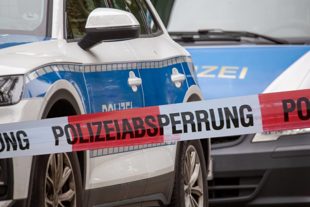 Rissa di massa dopo partita di calcio a Dortmund: violenza e preoccupazione per la sicurezza pubblica