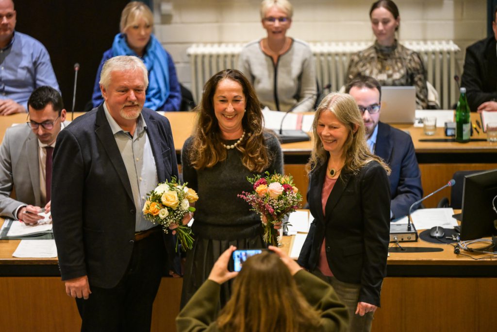 La Sindaca di Herdecke Fa Il Suo Debutto Ufficiale Dopo L&#039;Aggressione Brutale