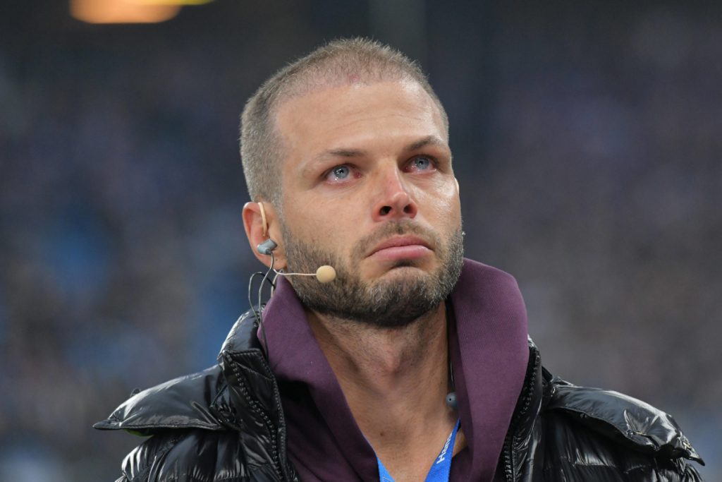 L&#039;ex calciatore Diekmeier commosso dalle lacrime prima della partita: la storia toccante dietro le sue emozioni