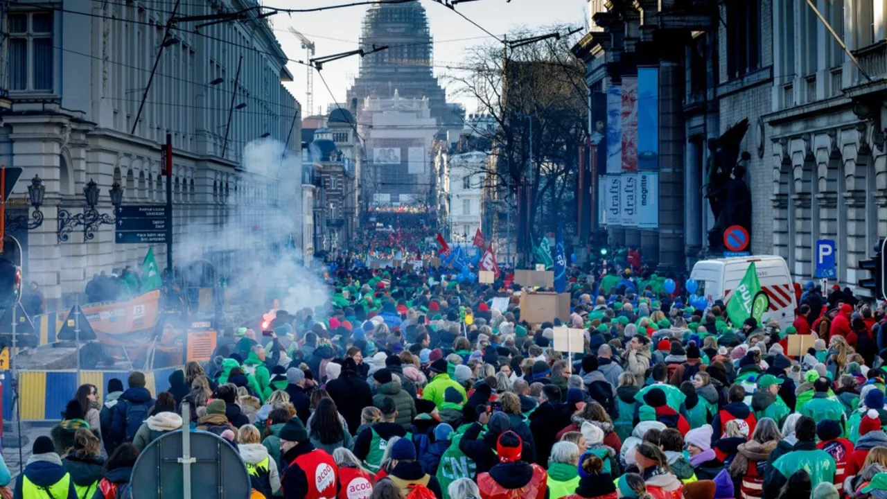 Scioperi in Belgio: treni, scuole e aeroporti chiusi per tre giorni di proteste