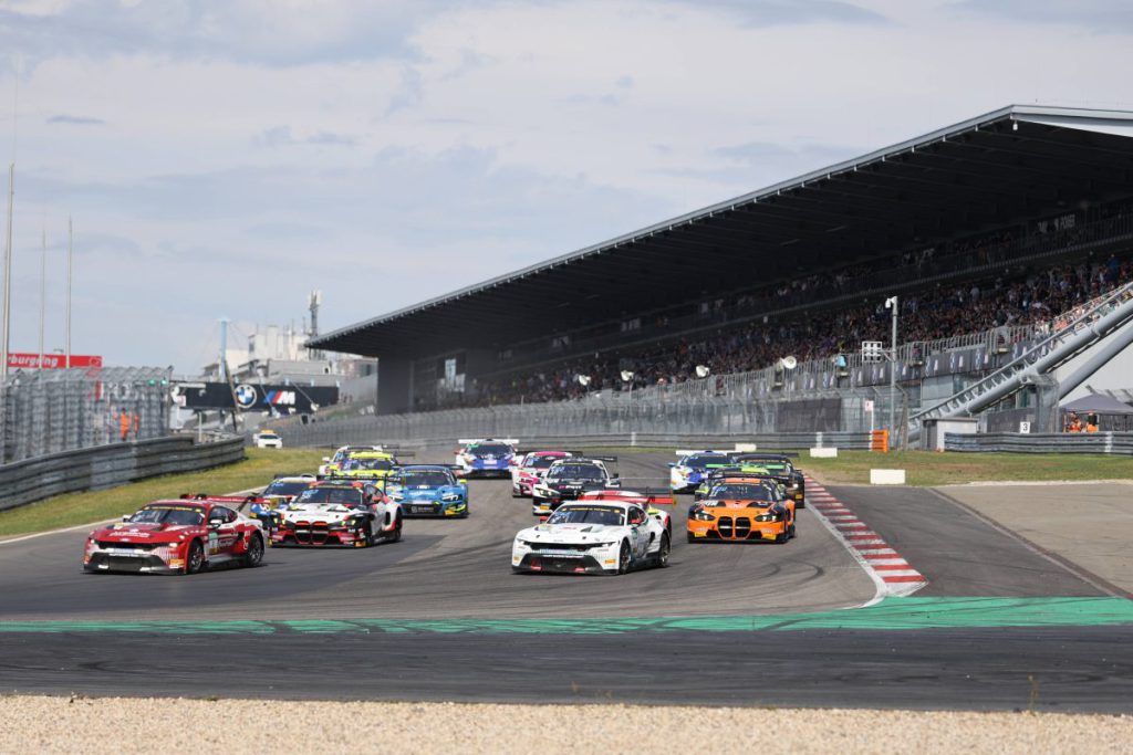 Un giovane appassionato di motorsport realizza il suo sogno percorrendo la leggendaria Nordschleife del Nürburgring