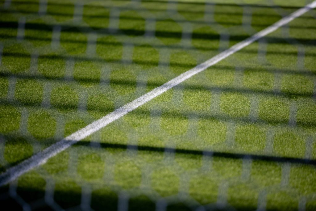Tre giocatori si scatenano in campo dopo gol in partita di NRW