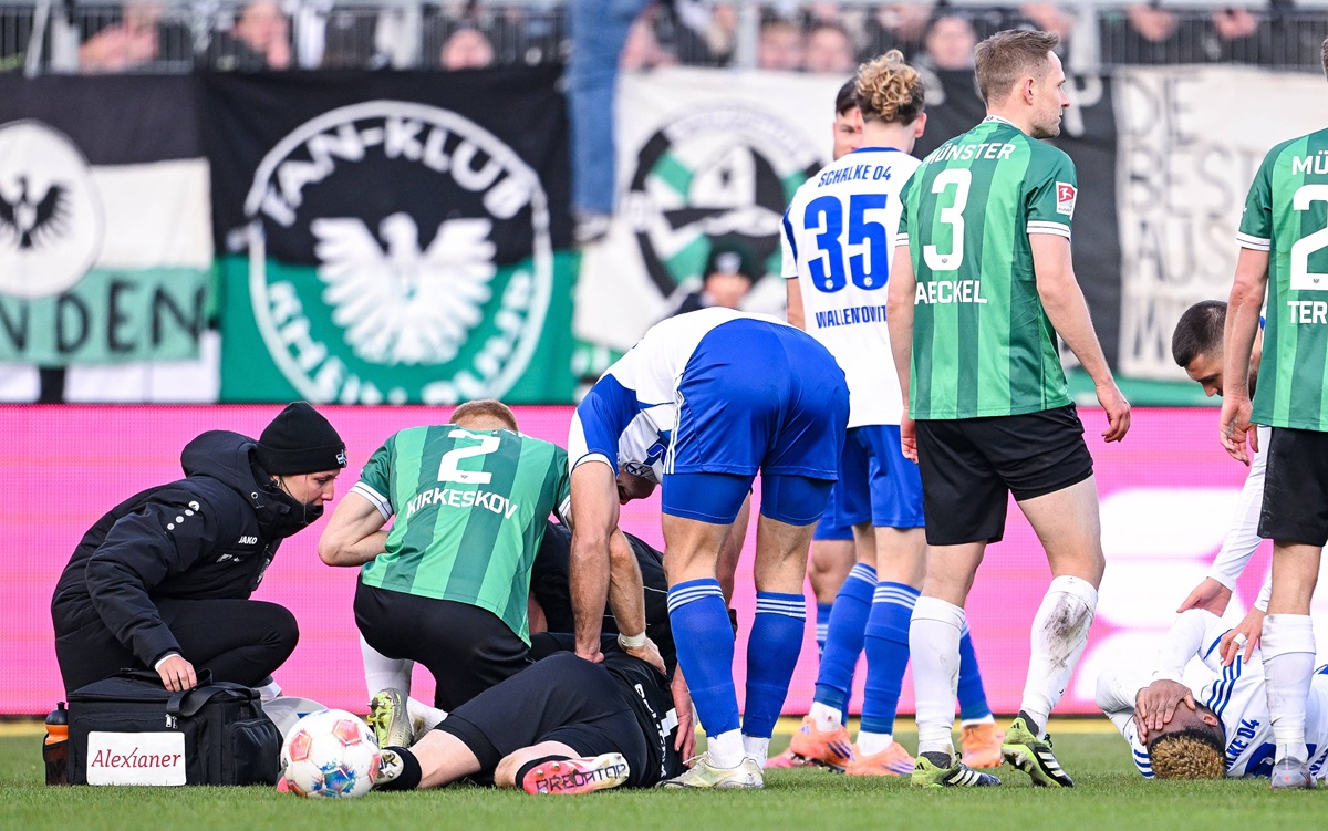 Incidente violento a Münster: l'arbitro infligge punizione severa dopo impatto tra giocatori