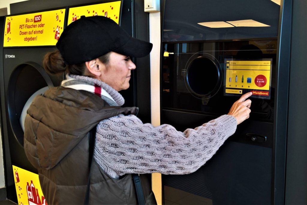 Un cliente di Netto mostra un buono di deposito record, sollevando domande sulla gestione dei rifiuti e sul riciclo