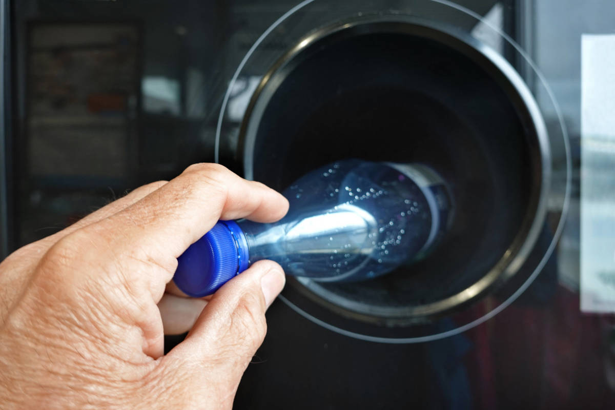 Un cittadino americano scopre come funzionano i distributori di deposito per bicchieri di plastica in un Aldi tedesco