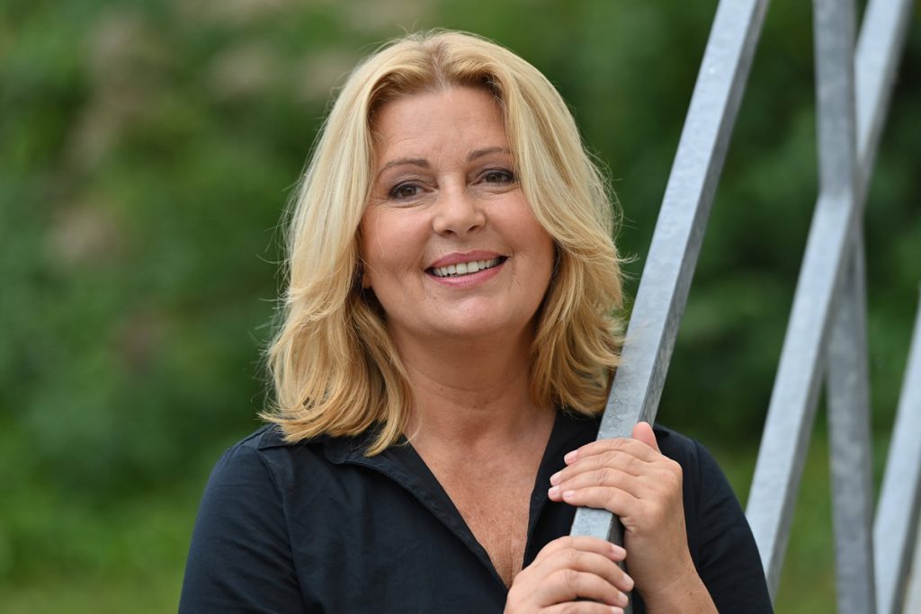 La discriminazione legata all&#039;età nel settore dello spettacolo: il caso di Karin Thaler e le sue implicazioni sulla carriera e sulla vita degli artisti