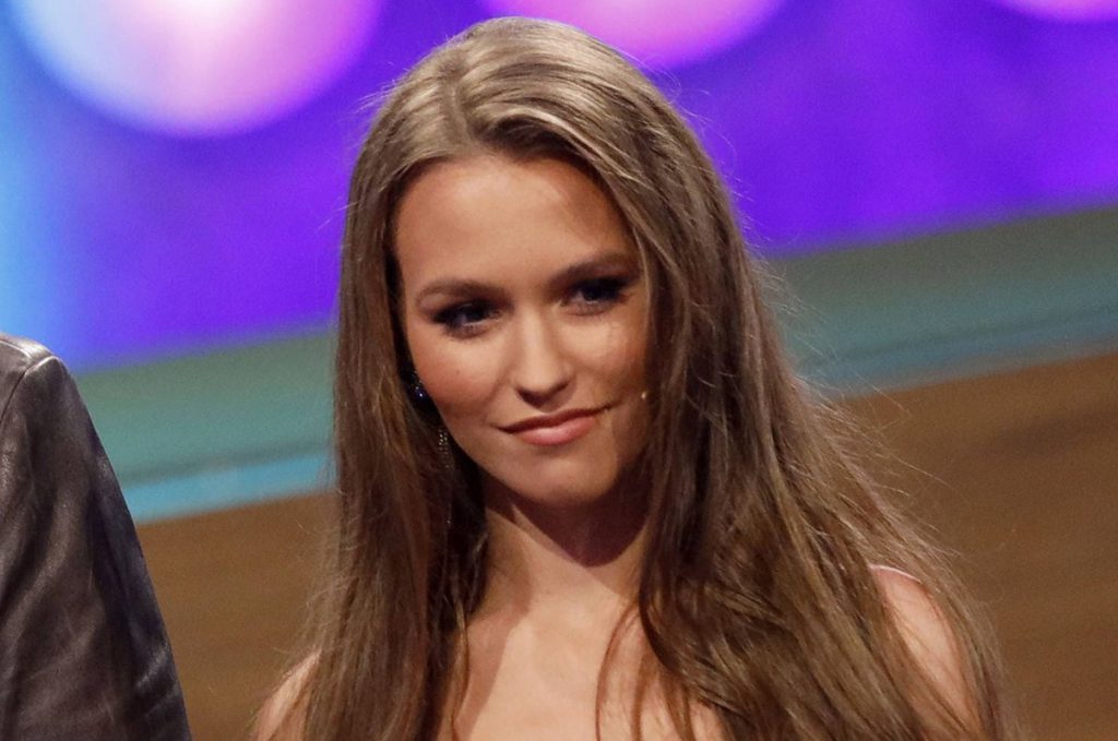 Laura Müller lancia una sessione di Natale sul letto per interagire con i fan