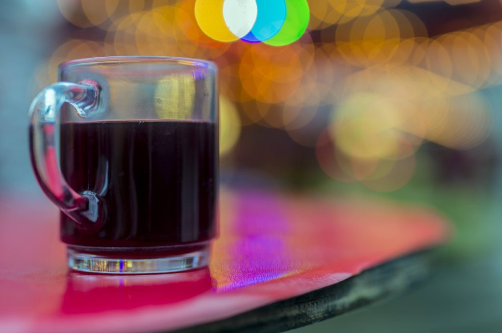 I Prezzi Esorbitanti del Vin Brulé ai Mercatini di Natale: Una Analisi Critica dei Fatti e delle Possibili Conseguenze