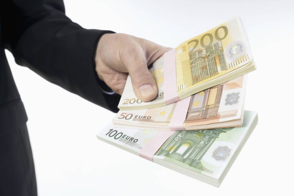 Uomo arrestato per aver usato l’identità di madre deceduta per ottenere benefici pensionistici