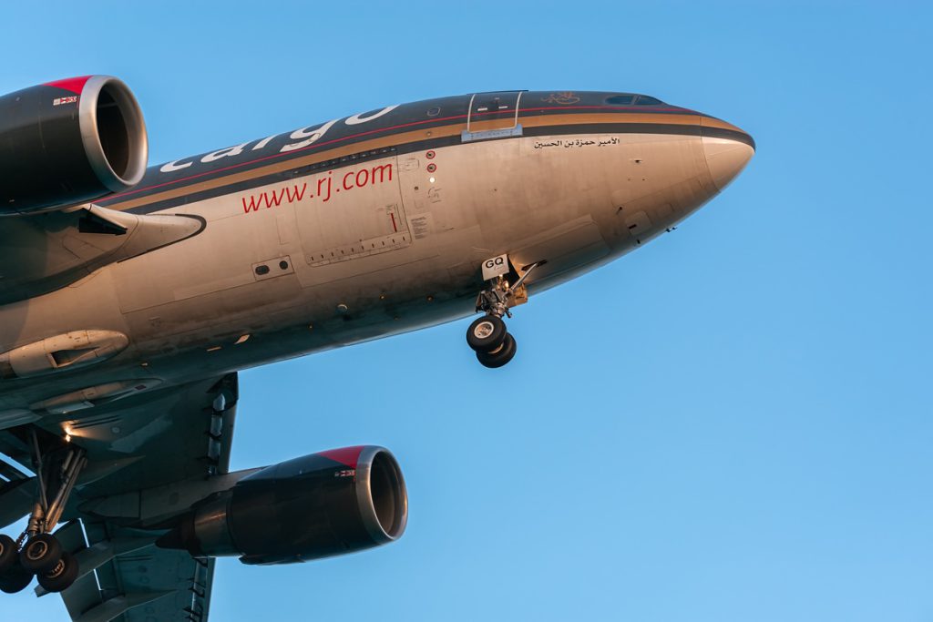 Airbus atterra in modo imprevisto a Düsseldorf, vigili del fuoco sul rettilineo