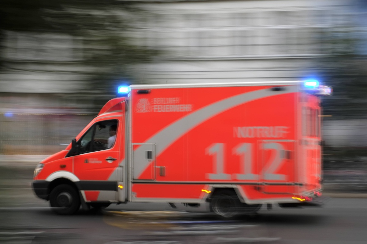 Incendio di grande intensità sul tetto di sala industriale al sito Kutel di Essen