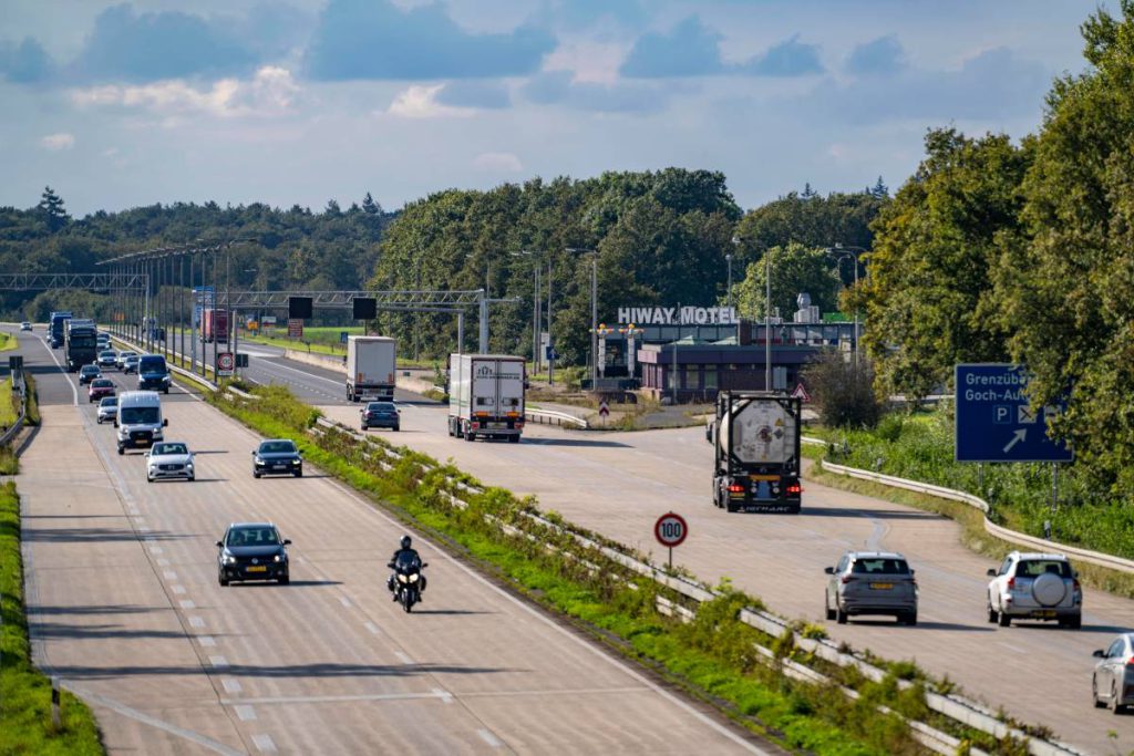 Nuove misure di sicurezza stradale nei Paesi Bassi: cosa cambia per i turisti della Renania Settentrionale-Vestfalia 

Attenzione per i turisti della Renania Settentrionale-Vestfalia
È fondamentale informare tutti i residenti della Renania Settentrionale-Vestfalia che stanno pianificando un viaggio nel paese confinante che i Paesi Bassi stanno implementando misure più severe per garantire la sicurezza stradale.

Approfondimento
I Paesi Bassi hanno deciso di installare nuovi sistemi di controllo della velocità, noti come &quot;Superblitzer&quot;, per monitorare e controllare la velocità dei veicoli sulle loro strade, al fine di ridurre gli incidenti e migliorare la sicurezza dei conducenti.

Possibili Conseguenze
Questo potrebbe avere conseguenze significative per i turisti della Renania Settentrionale-Vestfalia che si recano nei Paesi Bassi, poiché potrebbero essere soggetti a multe più elevate se superano i limiti di velocità, pertanto è essenziale essere consapevoli di queste nuove misure per evitare sanzioni.

Opinione
Non è possibile esprimere un&#039;opinione in merito a questa decisione, poiché si tratta di una misura di sicurezza stradale volta a ridurre gli incidenti e a migliorare la sicurezza dei conducenti, che è un obiettivo condiviso da tutti.

Analisi Critica dei Fatti
L&#039;installazione dei &quot;Superblitzer&quot; nei Paesi Bassi è una misura volta a ridurre la velocità eccessiva e a migliorare la sicurezza stradale. È importante che i turisti della Renania Settentrionale-Vestfalia siano consapevoli di questa misura e rispettino i limiti di velocità per evitare multe e incidenti, contribuendo così alla sicurezza di tutti.

Relazioni con altri fatti
Questa misura è parte di una più ampia strategia di sicurezza stradale dei Paesi Bassi, volta a ridurre gli incidenti e a migliorare la sicurezza dei conducenti, in linea con le politiche di sicurezza stradale adottate da altri paesi europei.

Contesto storico
I Paesi Bassi hanno sempre avuto una politica di sicurezza stradale molto rigorosa, con l&#039;obiettivo di ridurre gli incidenti e di migliorare la sicurezza dei conducenti, e queste nuove misure rappresentano un ulteriore passo avanti in questa direzione.

Fonti
La fonte di questo articolo è il sito web rss-feed-url.com, che fornisce informazioni aggiornate sulla sicurezza stradale nei Paesi Bassi, e si consiglia di visitare il sito per ulteriori informazioni e aggiornamenti.