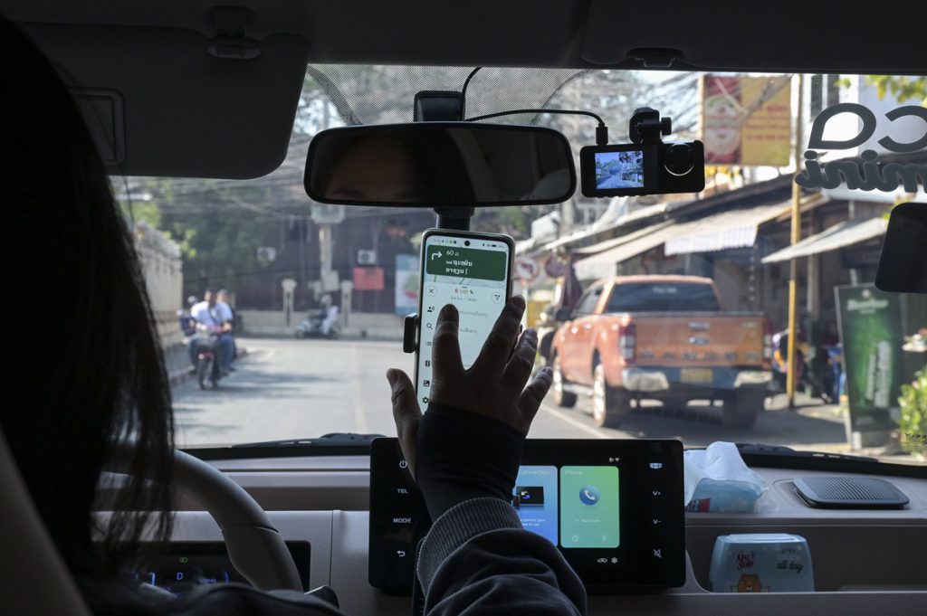 Nuova Regolamentazione per gli Automobilisti: Utilizzo del Cellulare al Volante, Sicurezza e Implicazioni Pratiche