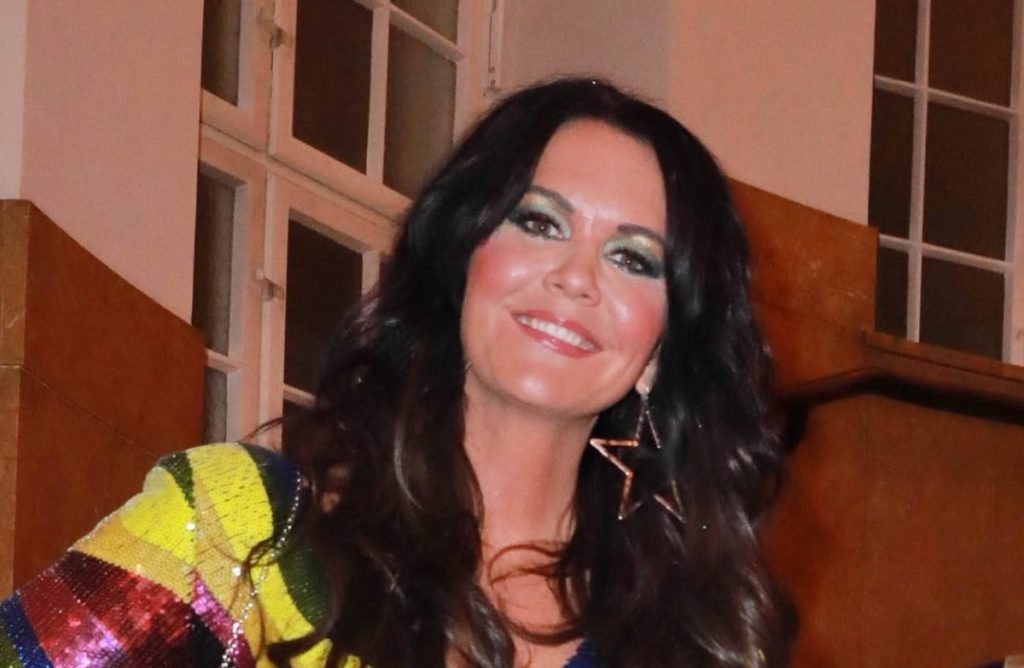 Martina Reuter Stupisce il Pubblico con il Suo Debutto nel Bodybuilding in Bikini Glitterato