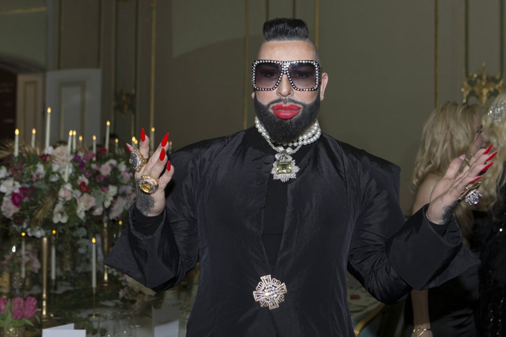 Harald Glööckler condivide la sua storia personale in televisione: un atto di coraggio e trasparenza che ispira riflessioni sulla condivisione e la vulnerabilità