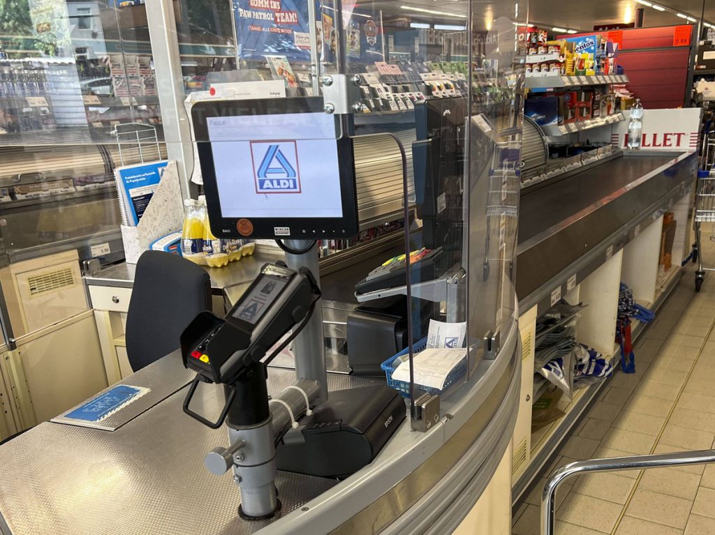 Elaine Victoria, cassiera di Aldi, afferma di amare il proprio corpo