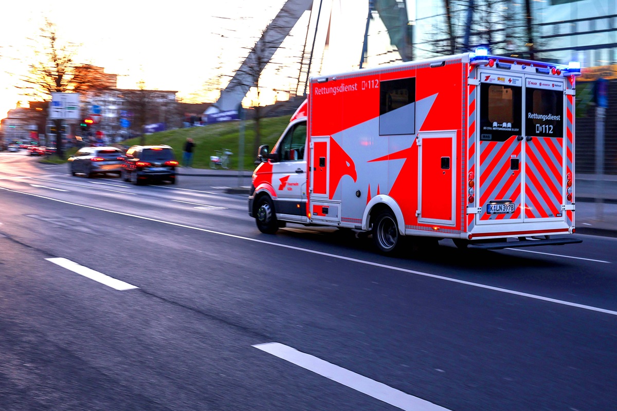 Tram a Colonia ferisce gravemente un ragazzo di 15 anni, traffico interrotto