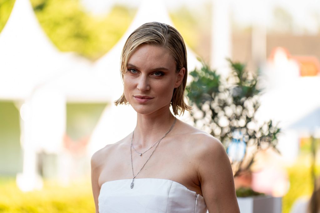 Kim Hnizdo lancia la sua prima canzone originale e parla della carriera e della vita privata