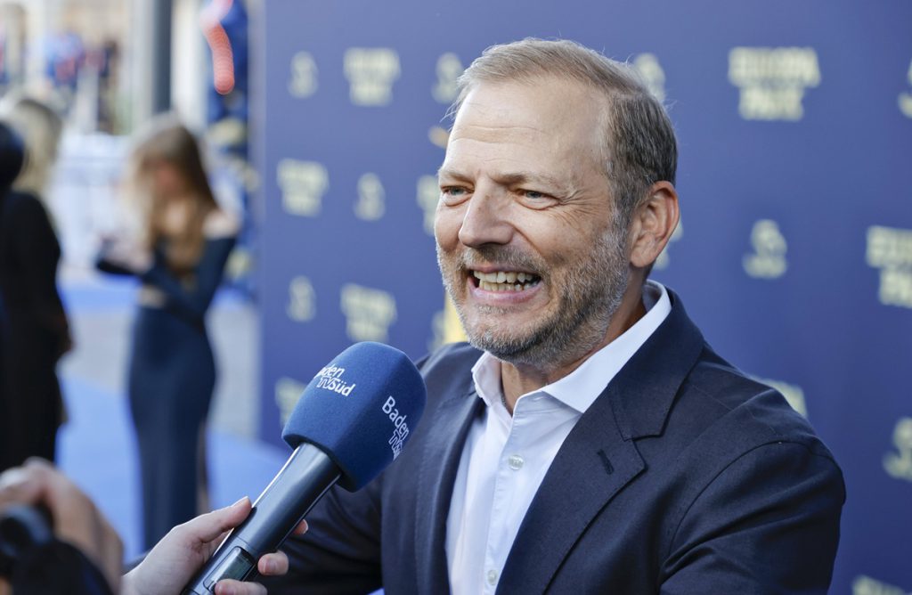 Mario Barth cambia programma dello spettacolo per gestire la presenza di una giovane ragazza