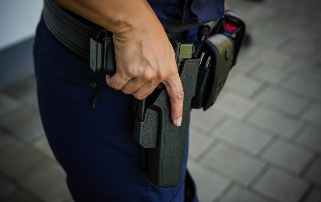 Attacchi con coltello in Nord Reno-Westfalia: la polizia interviene per garantire la sicurezza dei cittadini