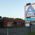 Un americano nota un avviso di sicurezza in un Aldi tedesco: Non lasciare i bambini nelle vicinanze