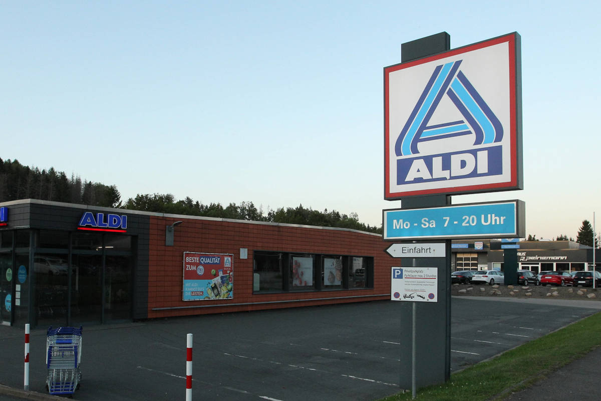 Un americano nota un avviso di sicurezza in un Aldi tedesco: Non lasciare i bambini nelle vicinanze
