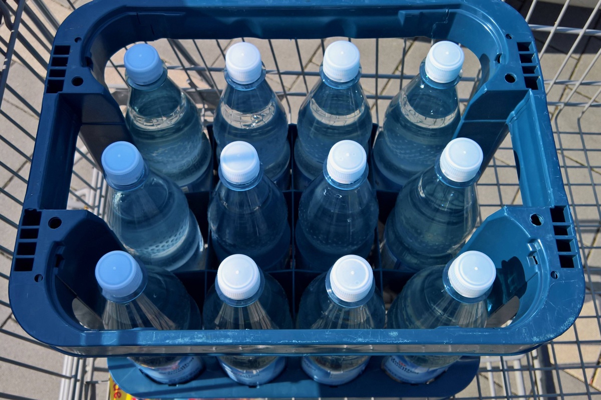 UE presenta nuova regola sulle bottiglie a ricarica: impatti e chiarimenti