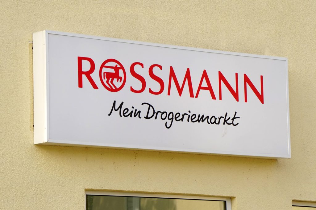 Risparmia Ancora di Più con l&#039;App di Rossmann: Il Trucco delle Etichette Verdi 

Introduzione
I clienti di Rossmann possono scoprire etichette verdi grazie all&#039;app, che offre già molte opportunità di risparmio. Tuttavia, esiste un trucco per risparmiare ancora di più.

Approfondimento
L&#039;app di Rossmann consente ai clienti di risparmiare denaro in vari modi. Tuttavia, l&#039;uso di etichette verdi sembra offrire un&#039;ulteriore possibilità di risparmio. È importante approfondire questo aspetto per capire come funziona e come può essere sfruttato al meglio.

Possibili Conseguenze
Se i clienti di Rossmann utilizzano le etichette verdi e il trucco per risparmiare, potrebbero ridurre notevolmente le loro spese. Ciò potrebbe avere un impatto positivo sul loro budget e sulla loro capacità di gestire le finanze.

Opinione
Non è possibile esprimere un&#039;opinione in quanto si tratta di un fatto oggettivo. Tuttavia, è chiaro che l&#039;uso di etichette verdi e del trucco per risparmiare può essere una scelta intelligente per i clienti di Rossmann.

Analisi Critica dei Fatti
L&#039;analisi dei fatti rivela che l&#039;app di Rossmann offre già molte opportunità di risparmio. L&#039;uso di etichette verdi sembra essere un&#039;ulteriore possibilità di risparmio, ma è importante capire come funziona e come può essere sfruttato al meglio.

Relazioni con altri fatti
Il risparmio offerto dall&#039;app di Rossmann e dalle etichette verdi potrebbe essere collegato ad altre strategie di risparmio e di gestione delle finanze. È importante considerare questi aspetti per capire come massimizzare i benefici.

Contesto storico
Il contesto storico di Rossmann e della sua app non è direttamente rilevante per questo argomento. Tuttavia, è chiaro che l&#039;azienda ha sempre cercato di offrire ai suoi clienti opportunità di risparmio e di migliorare la loro esperienza di acquisto.

Fonti
La fonte di questo articolo è il sito web di Rossmann. È possibile trovare l&#039;articolo originale al link sopra indicato.