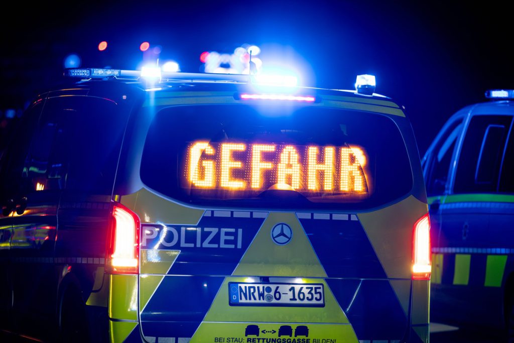 Incidente Stradale Grave sulla A42: Due Feriti e una Vittima in Pericolo di Vita nella Regione della Ruhr
