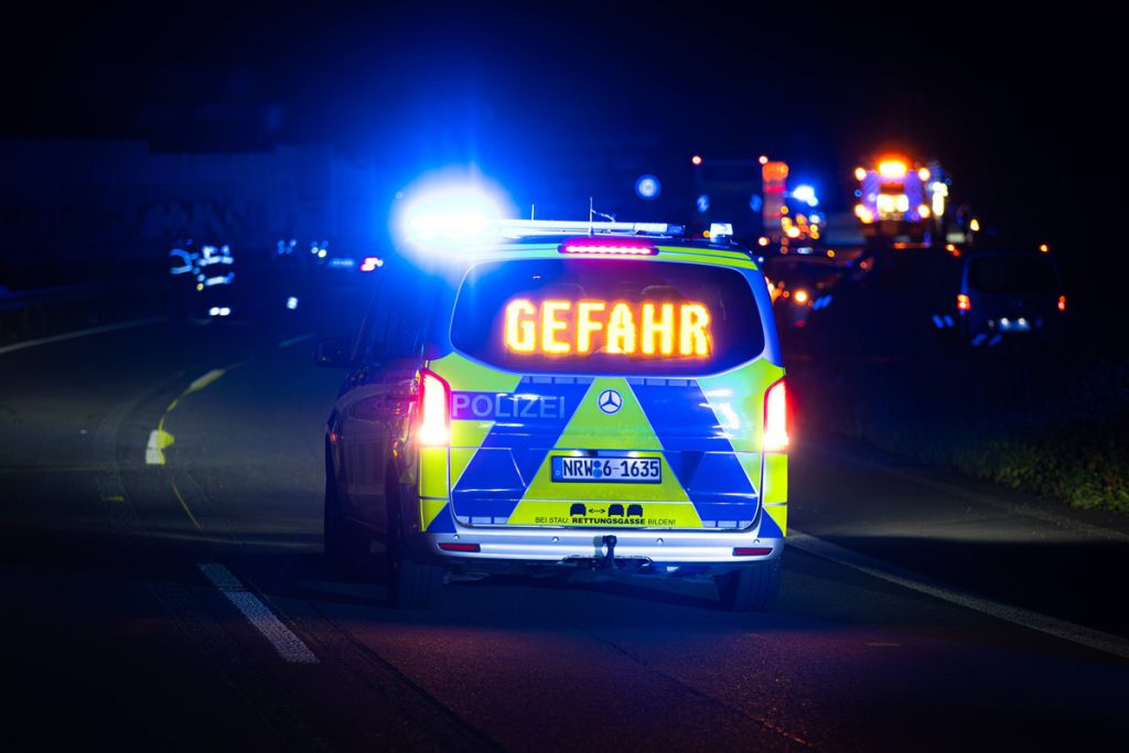 Incidente Mortale sulla A5: Una Tragedia che Solleva Interrogativi sulla Sicurezza Stradale