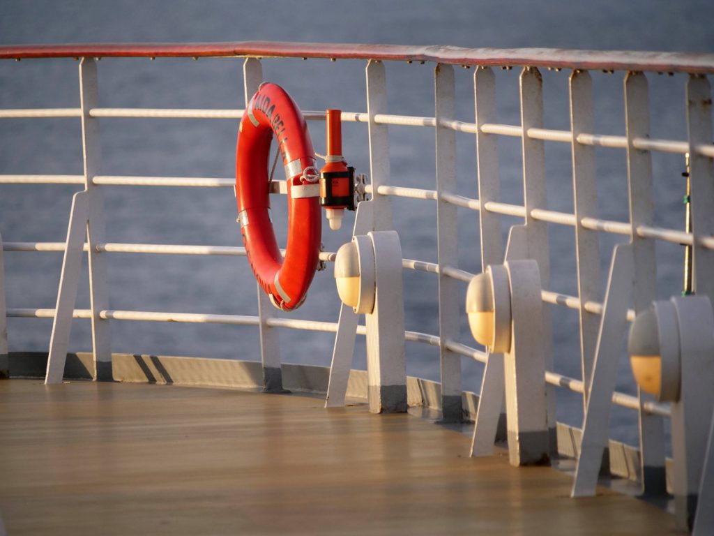 Incendio a bordo di nave da crociera: feriti e documenti distrutti in un incidente difficile da gestire