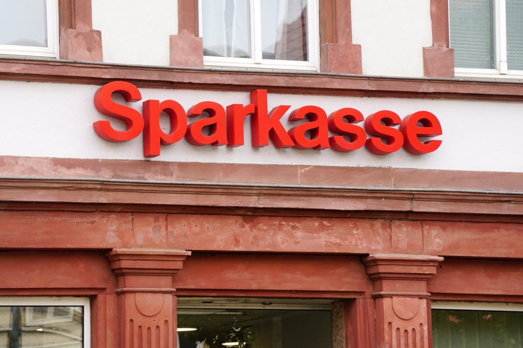 Nuovo Metodo di Pagamento della Cassa di Risparmio: Impatto e Conseguenze per i Clienti