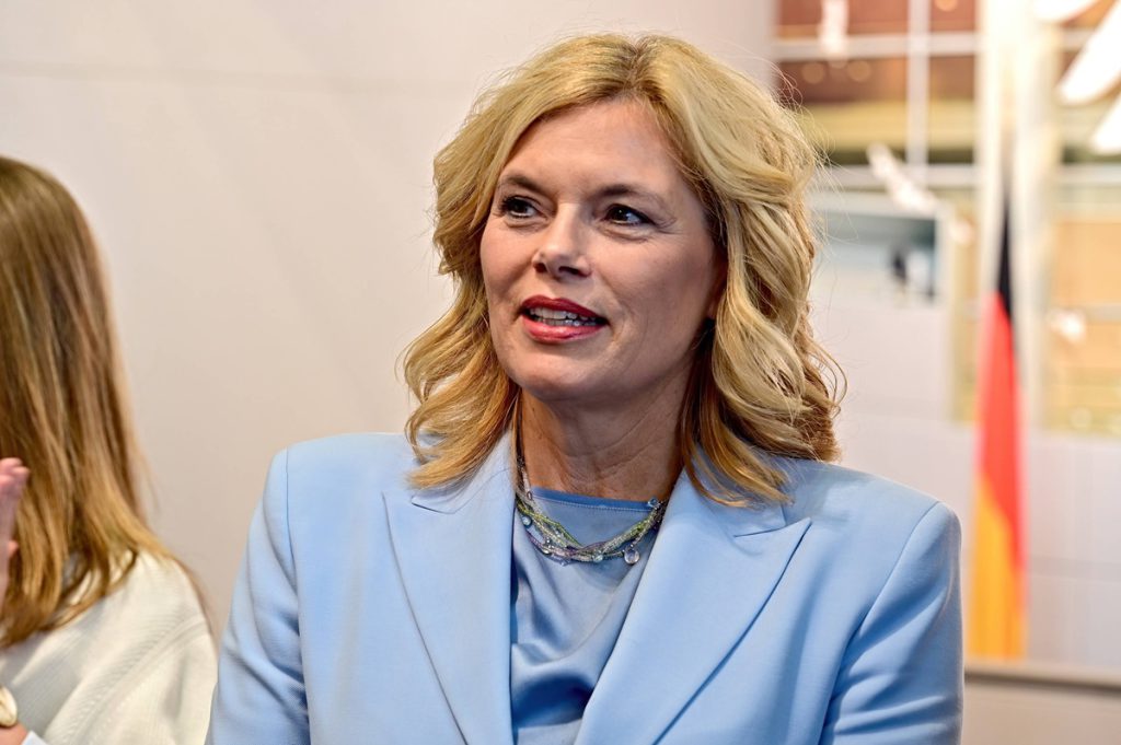 La critica della presidente del Bundestag alla legislazione sulla prostituzione in Germania: un&#039;analisi approfondita delle possibili conseguenze e del contesto storico 

Introduzione
La presidente del Bundestag, Klöckner, ha espresso una forte critica riguardo alla legislazione sulla prostituzione in Germania. Secondo la sua opinione, il Prostitutionsschutzgesetz (Legge di protezione della prostituzione) del 2017 non è sufficientemente efficace.

Approfondimento
Il Prostitutionsschutzgesetz del 2017 è stato introdotto per migliorare la protezione delle persone che lavorano nel settore della prostituzione in Germania. Tuttavia, Klöckner ritiene che questa legge non sia abbastanza incisiva nel risolvere i problemi legati alla prostituzione.

Possibili Conseguenze
Le dichiarazioni di Klöckner potrebbero avere conseguenze significative sulla politica tedesca riguardo alla prostituzione. È possibile che il governo tedesco debba rivedere la legislazione esistente per affrontare le critiche mosse da Klöckner e migliorare la protezione delle persone coinvolte nella prostituzione.

Opinione
Non è possibile esprimere un&#039;opinione personale su questo argomento, in quanto il nostro obiettivo è fornire informazioni oggettive e imparziali. Tuttavia, è importante notare che il dibattito sulla prostituzione è un tema complesso e controverso, che richiede un&#039;attenta considerazione delle diverse prospettive e interessi coinvolti.

Analisi Critica dei Fatti
Il Prostitutionsschutzgesetz del 2017 è stato introdotto per rispondere alle preoccupazioni sulla sicurezza e la protezione delle persone che lavorano nel settore della prostituzione. Tuttavia, la critica di Klöckner suggerisce che la legge potrebbe non essere sufficientemente efficace nel raggiungere questi obiettivi. È importante analizzare i fatti e le evidenze disponibili per valutare l&#039;efficacia della legge e identificare aree di miglioramento.

Relazioni con altri fatti
Il dibattito sulla prostituzione in Germania è legato a una serie di altri temi, tra cui la sicurezza pubblica, la salute pubblica e i diritti umani. È importante considerare queste relazioni per comprendere appieno le implicazioni della critica di Klöckner e le possibili conseguenze per la politica tedesca.

Contesto storico
La prostituzione è un tema che ha una lunga storia in Germania, con diverse leggi e regolamenti introdotti nel corso degli anni per regolamentare il settore. Il Prostitutionsschutzgesetz del 2017 rappresenta l&#039;ultimo sviluppo in questo contesto, e la critica di Klöckner suggerisce che la legge potrebbe non essere sufficientemente efficace nel rispondere alle esigenze delle persone coinvolte nella prostituzione.

Fonti
La fonte di questo articolo è il sito Tagesschau. Per ulteriori informazioni, si prega di visitare il sito web ufficiale del Bundestag tedesco o altri siti di notizie attendibili.