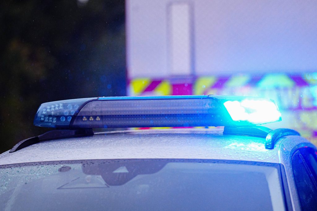 Ricerca del Sospettato Armato in Renania Settentrionale-Vestfalia: La Polizia Avverte di un Potenziale Pericolo Pubblico