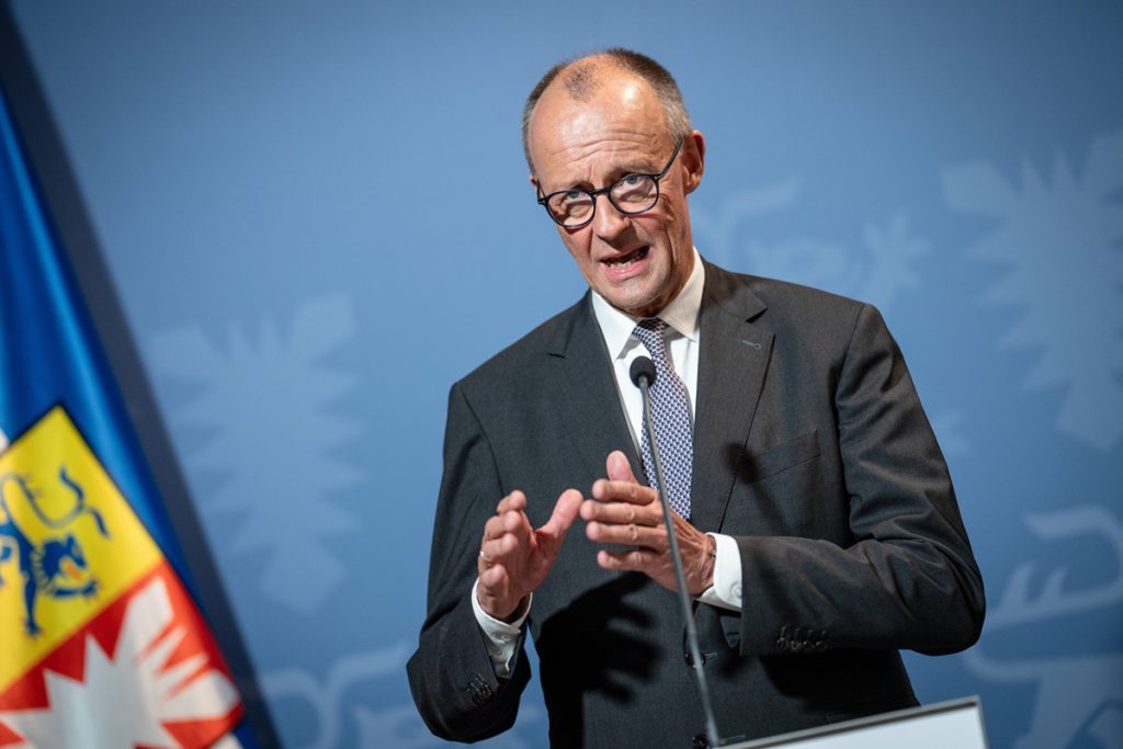 Sostegno crescente per il cancelliere Merz e record per l&#039;AfD: cosa significa per la politica del paese? 

Introduzione
Secondo un&#039;indagine recente pubblicata su Sito della fonte, il cancelliere federale Merz riceve per la prima volta dopo settimane un sostegno crescente. Allo stesso tempo, il partito AfD può registrare un nuovo valore record.

Approfondimento
L&#039;indagine rivela un&#039;inversione di tendenza per il cancelliere Merz, che dopo un periodo di difficoltà sembra ricevere nuovamente un sostegno crescente. Questo cambiamento potrebbe essere il risultato di vari fattori, tra cui le scelte politiche recenti o gli eventi internazionali.

Possibili Conseguenze
Il sostegno crescente per il cancelliere Merz potrebbe avere conseguenze significative sulla politica del paese. Potrebbe influenzare le decisioni future del governo e le strategie dei partiti politici. Inoltre, il nuovo valore record dell&#039;AfD potrebbe indicare un cambiamento nel panorama politico del paese.

Opinione
È importante notare che le indagini possono essere influenzate da vari fattori e non sempre riflettono la realtà. Tuttavia, i risultati di questa indagine potrebbero indicare un cambiamento nel clima politico del paese e meritano di essere presi in considerazione.

Analisi Critica dei Fatti
L&#039;indagine fornisce dati interessanti sulla situazione politica del paese. Tuttavia, è fondamentale analizzare criticamente i risultati e considerare le possibili implicazioni. È anche importante tenere presente che le indagini possono essere soggette a errori e limitazioni.

Relazioni con altri fatti
I risultati di questa indagine potrebbero essere collegati ad altri eventi e tendenze politiche nel paese. Ad esempio, potrebbero essere influenzati dalle scelte economiche o dalle politiche sociali del governo.

Contesto storico
La situazione politica del paese è influenzata da una serie di fattori storici e culturali. È importante considerare il contesto storico in cui si svolgono gli eventi politici per comprendere appieno le loro implicazioni.

Fonti
La fonte di questo articolo è Sito della fonte. L&#039;articolo originale può essere trovato al link sopra indicato.