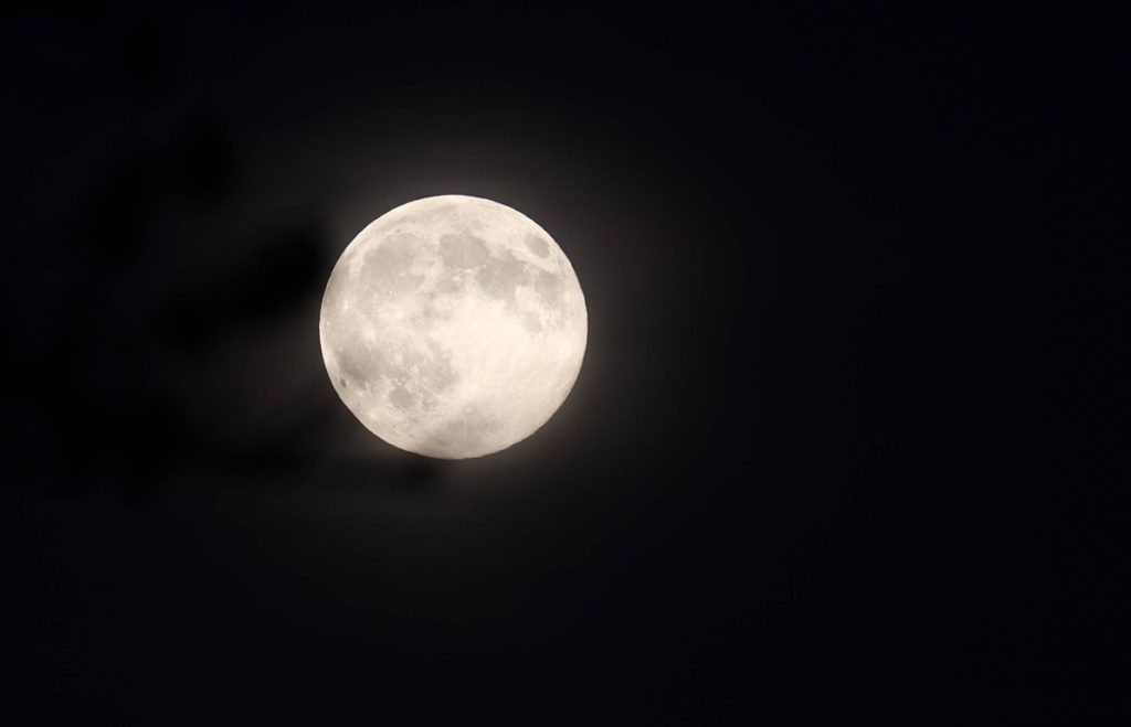 Influenza di Luna e Saturno sulla Salute Mentale: Quali Segni Zodiacali Sono a Rischio?