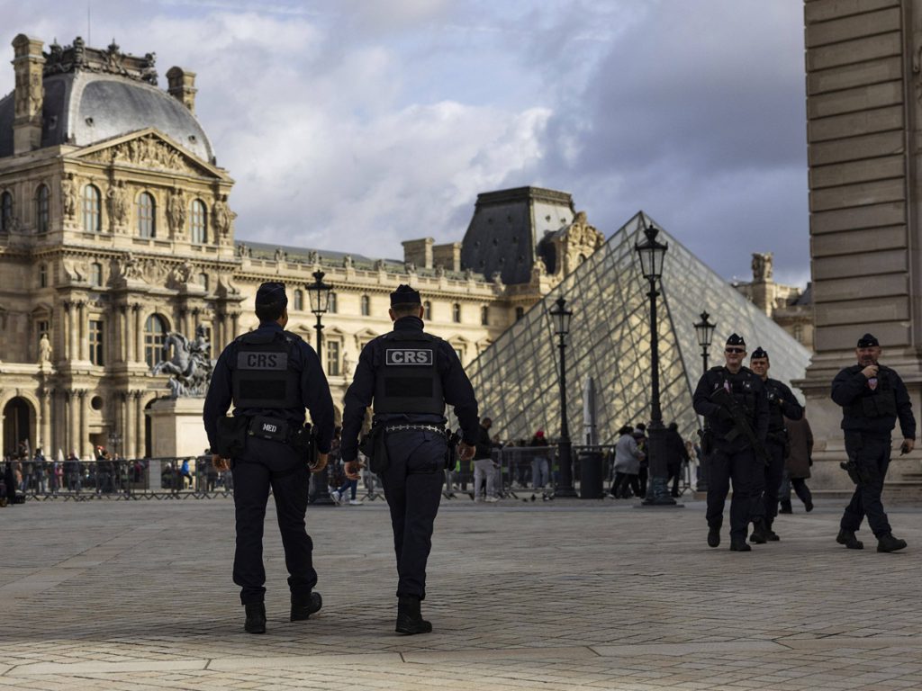 Il Louvre di nuovo in crisi: nessuna traccia dei beni rubati dopo un nuovo incidente