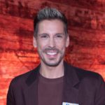 Norman Langen distrugge il televisore a causa di un arrabbiamento improvviso