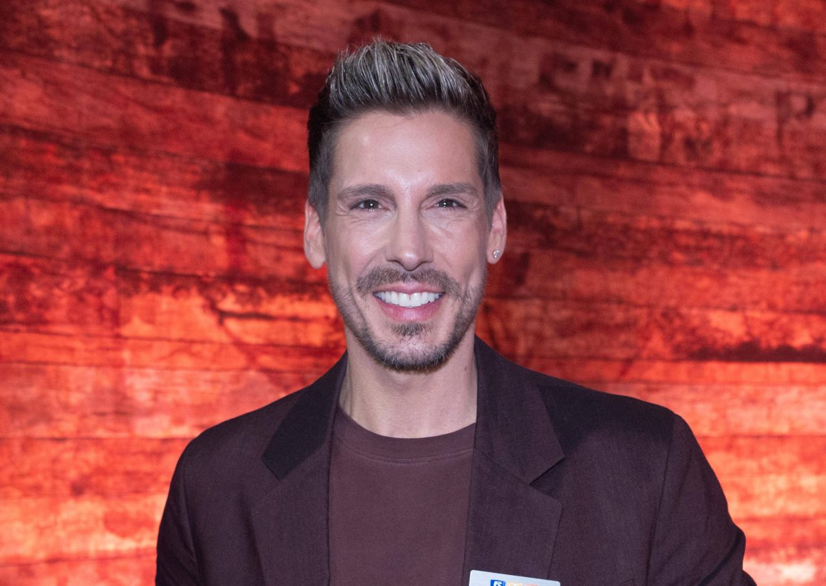 Norman Langen distrugge il televisore a causa di un arrabbiamento improvviso