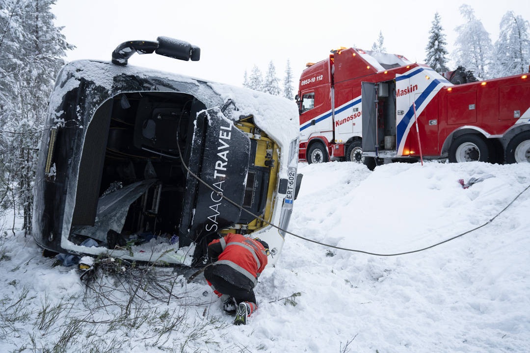 Elicottero in soccorso: studenti e passeggeri tedeschi feriti in incidente di autobus in Svezia