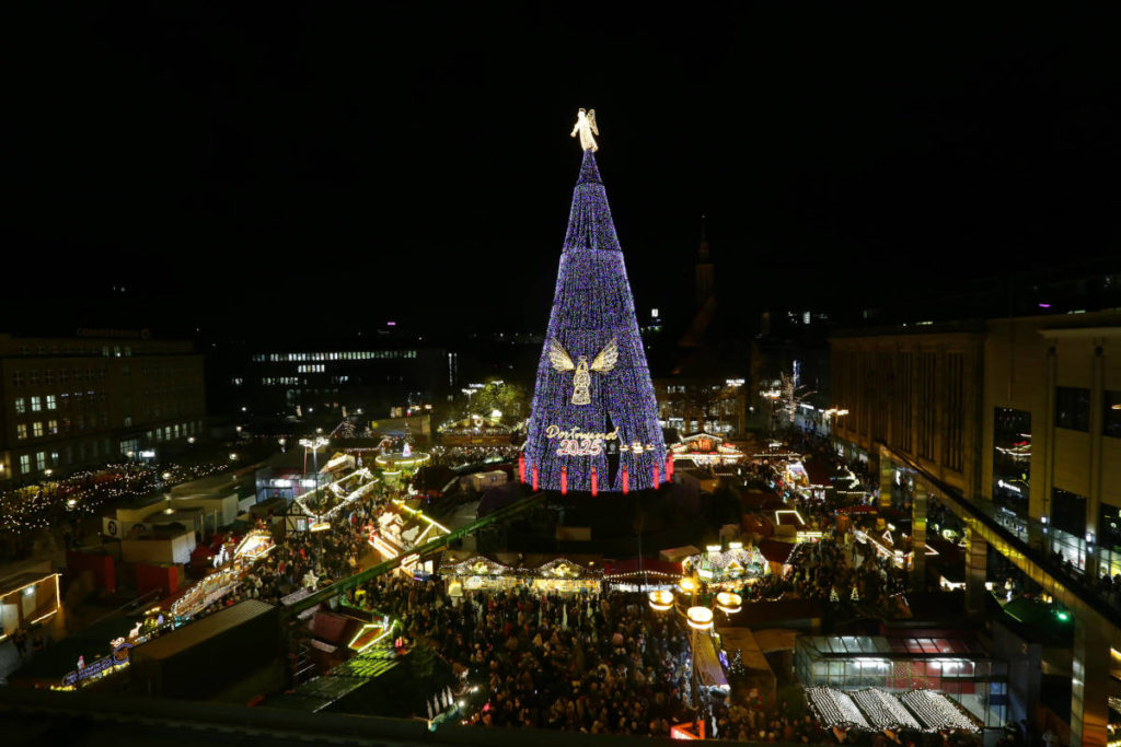 Luci spezzate sull&#039;albero di 45 metri del mercato di Natale di Dortmund