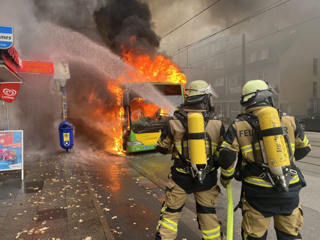 Incendio devastante a bordo di un autobus a Essen: cause e conseguenze ancora da determinare
