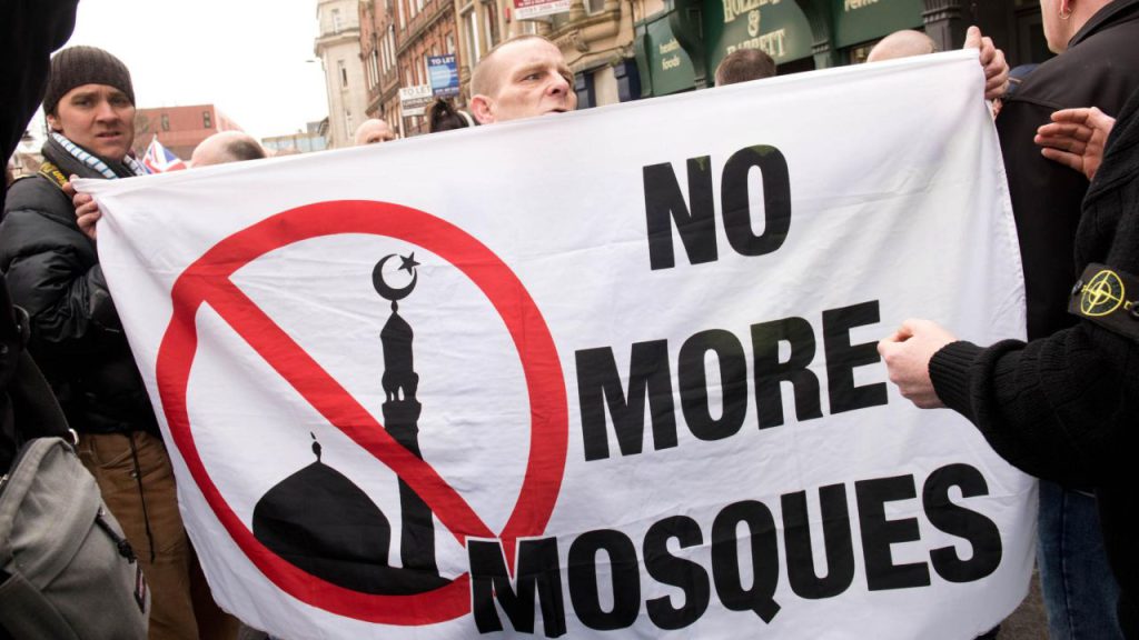 Attacchi alle Moschee in Inghilterra: un Allarme per la Tolleranza e la Sicurezza della Comunità Musulmana